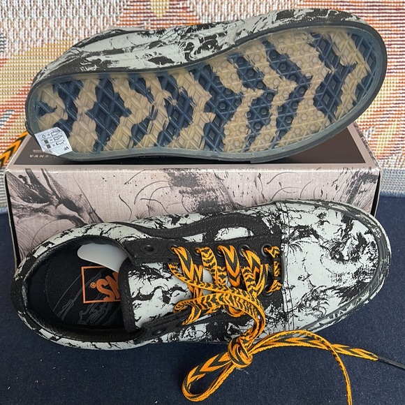 Vans WMNS Old Skool
Year Of The Tiger Black/Gray 
VN0A3WKTN42
Sneakers - Picture 4 of 16